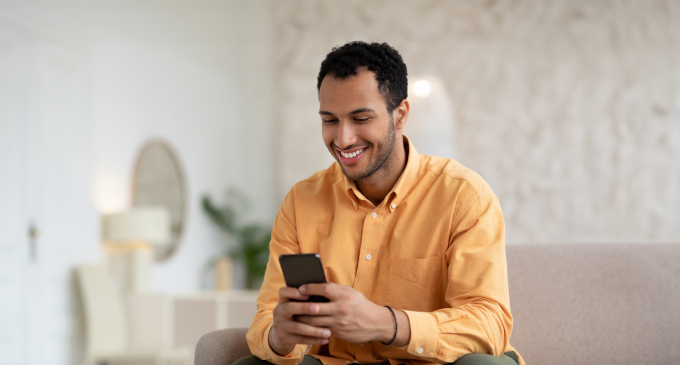 hombre en un telefono
